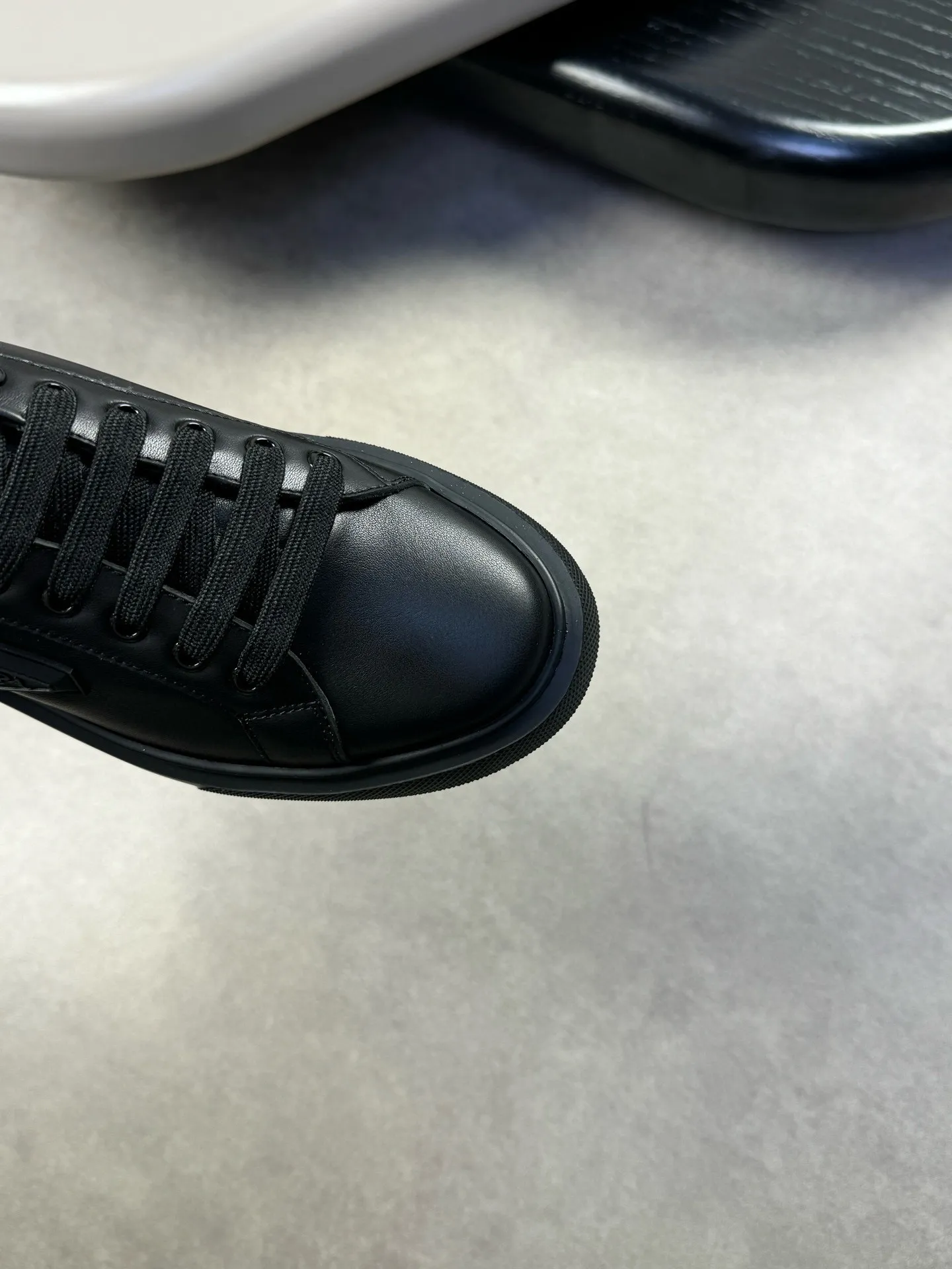 Men's shoes 💰P420💰[PRADA] Prada - High-end quality original order - Upper: original 🔝 Nappa calfskin, shoe body sewn with brand plastic LOGO - Inner: water-dyed cowhide - Outsole: original TPU rubber foam; molded outsole - Super high quality control, fine workmanship: highlighted (high-end, luxury, grade) -Size: 39-44 (38, 45, can be customized)